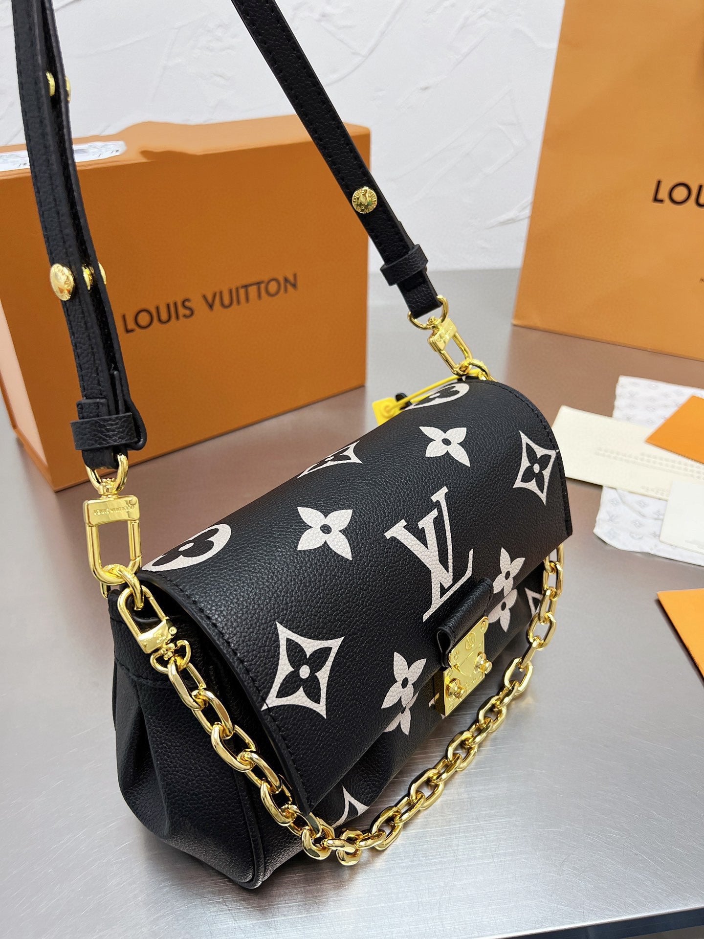 Favourite Series Medium Shoulder Bag