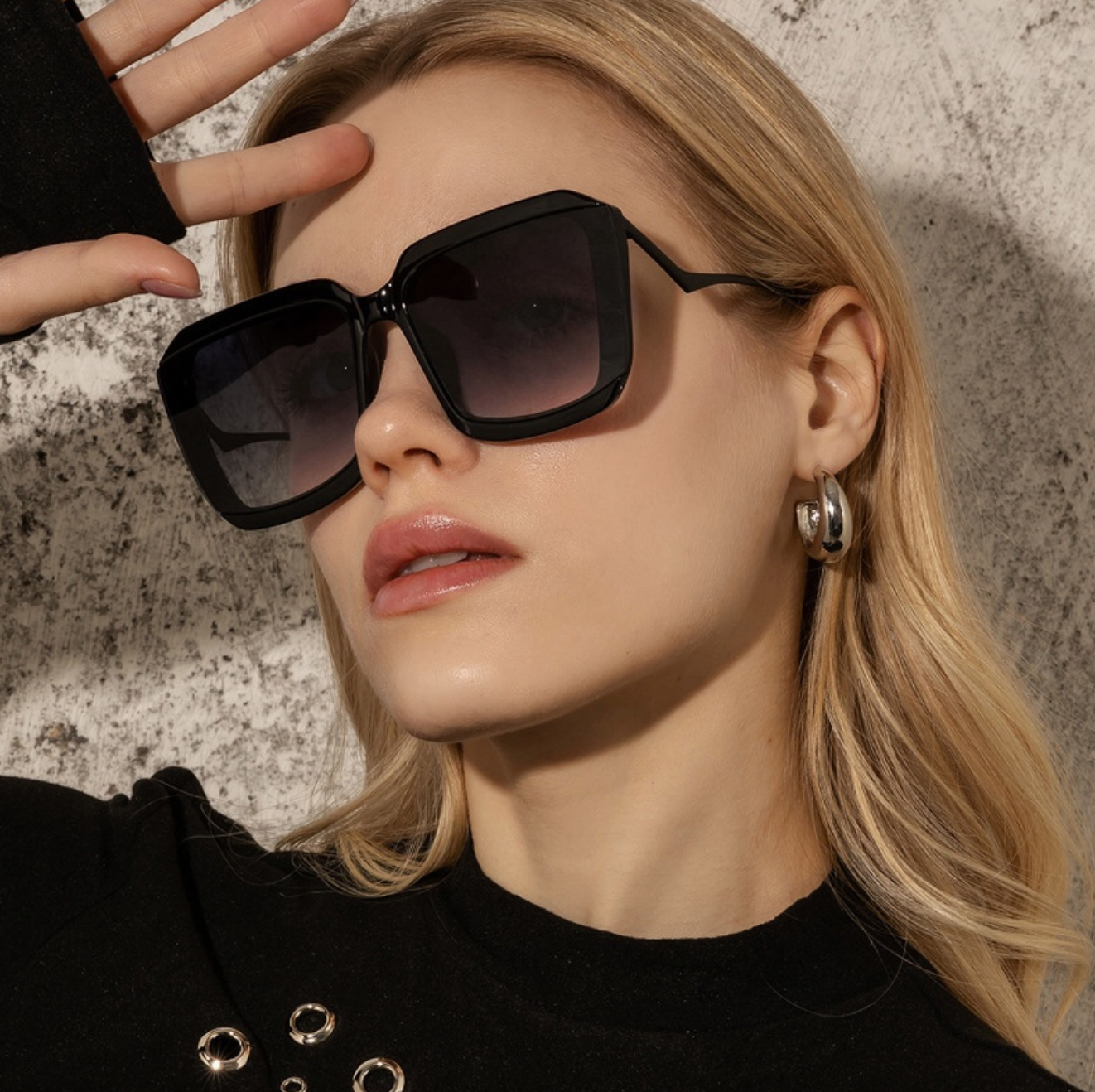 4-color women fashion  letter temple sunglasses